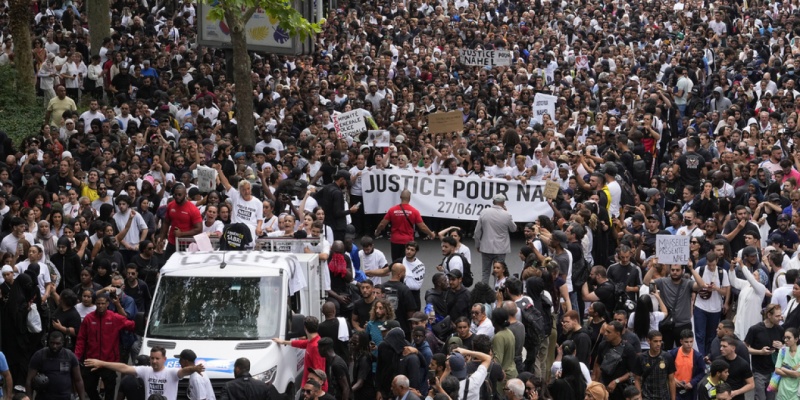 Tantangan Kontemporer Demokrasi Politik di Prancis